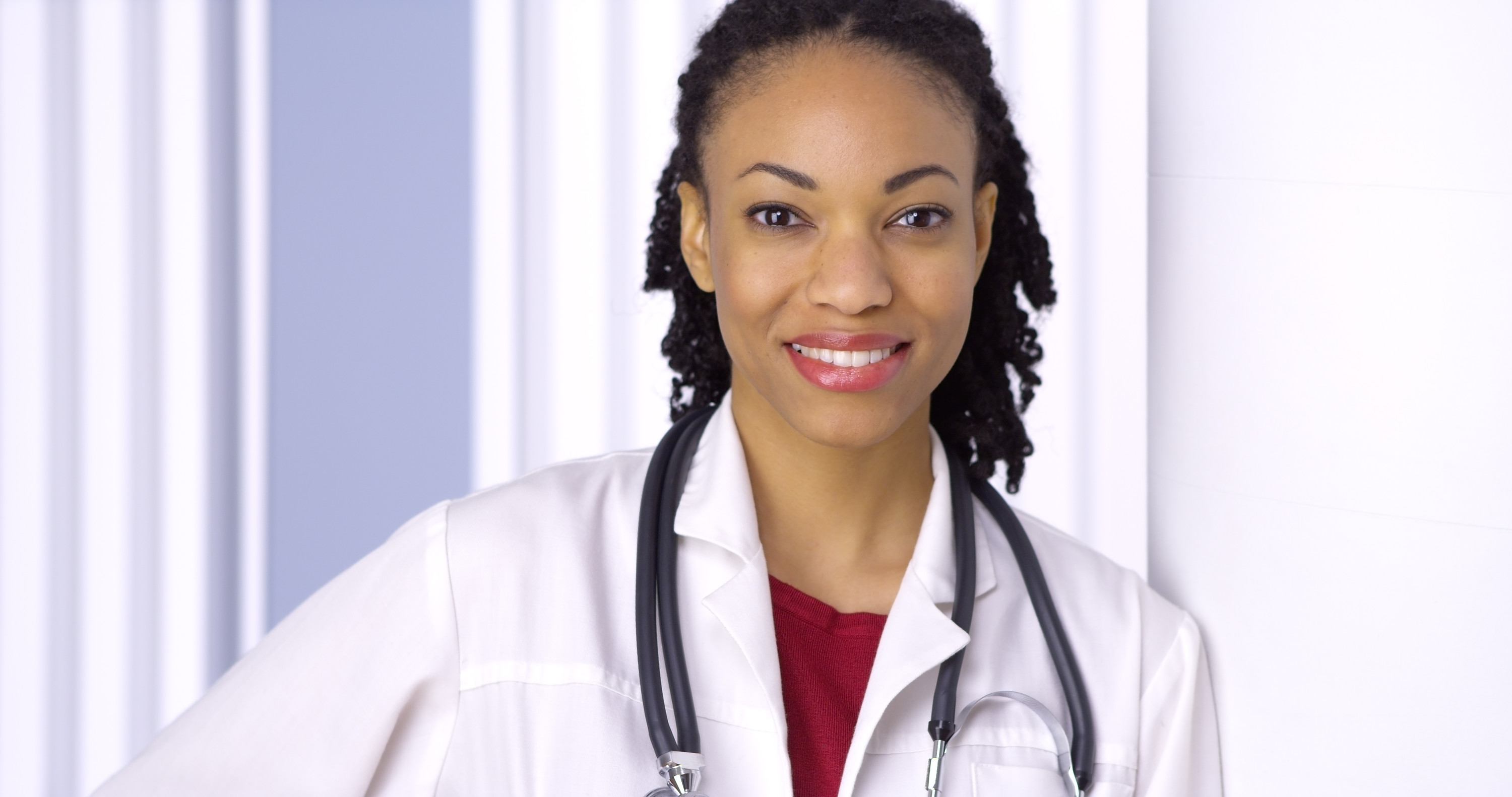 Врач темнокожая. Темнокожие врачи женщины. Чернокожий доктор женщина. Африканка доктор. Врач афроамериканец.